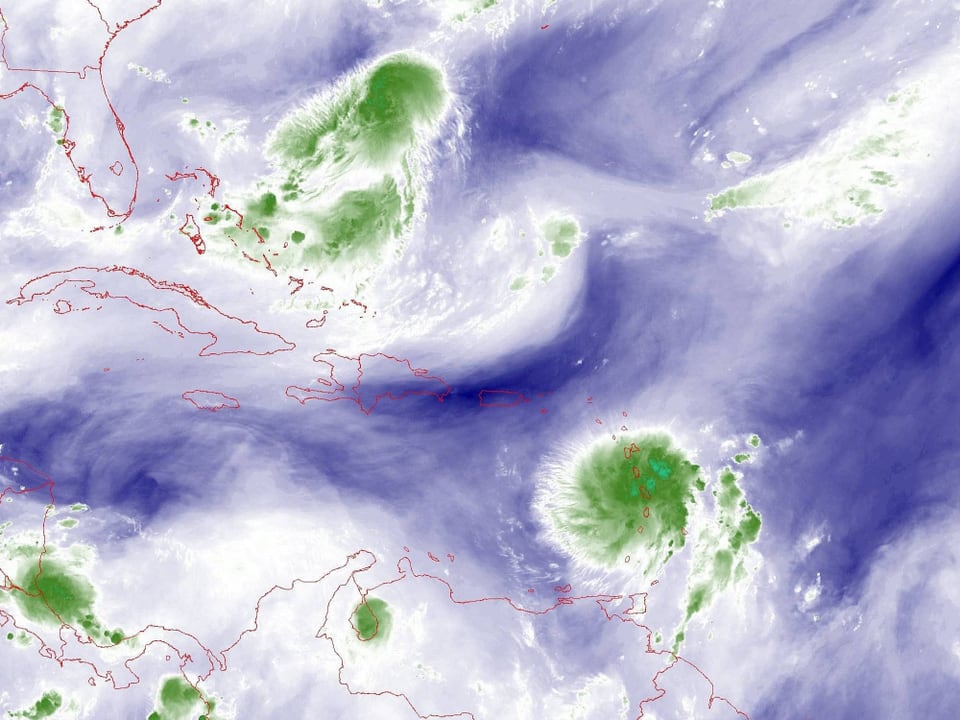 Satellitenbild der Wolkenformation eines tropsichen Tiefdruckwirbels über der Karibik.