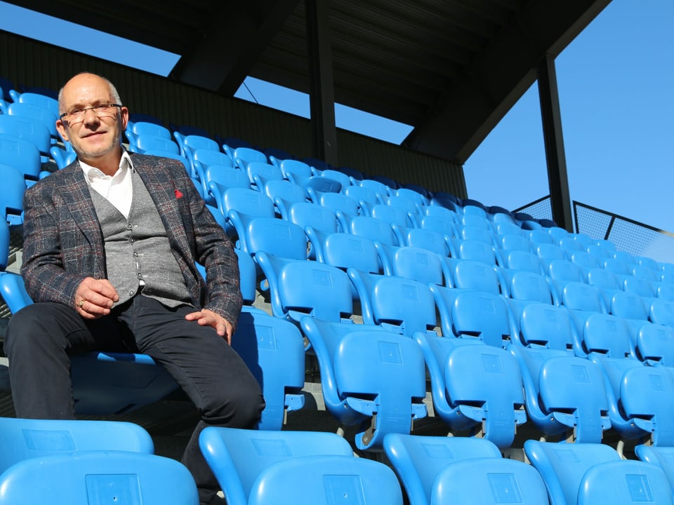 Der Präsident des FC Naters Hans Ritz sitzt alleine auf der Tribüne. 