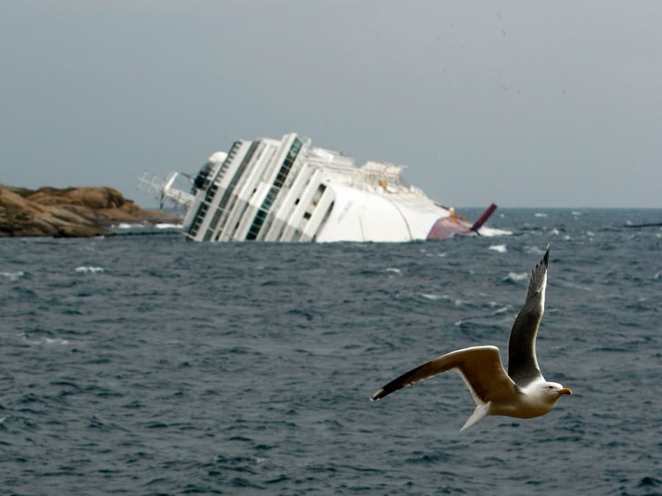 Die zur Hälfte abgesunkene Costa Concordia