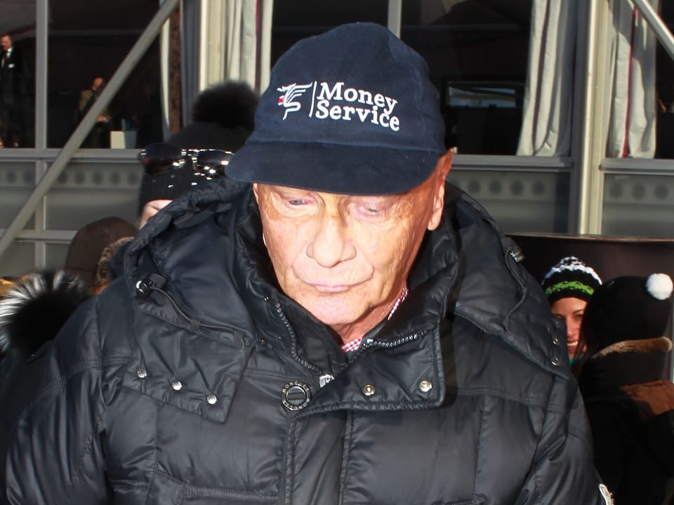 Niki Lauda halbtotale Aufnahme mit blauer Mütze