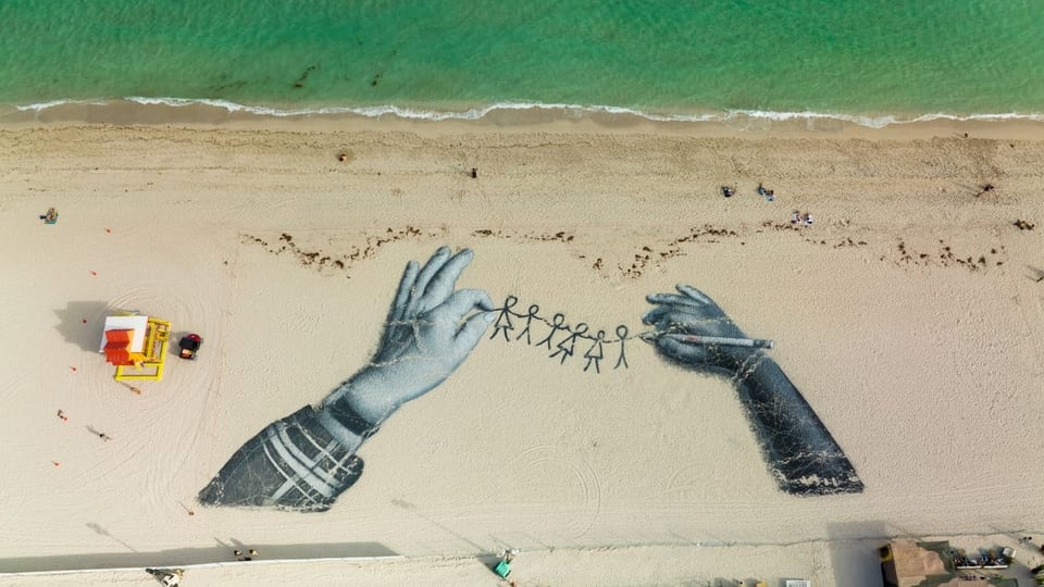 eine Kunstinstallation am Strand