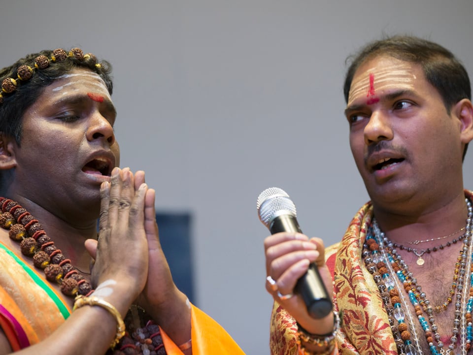Priester Sasikumar Tharmalingam und Murali Thiruselvam beim Gebetsritual.