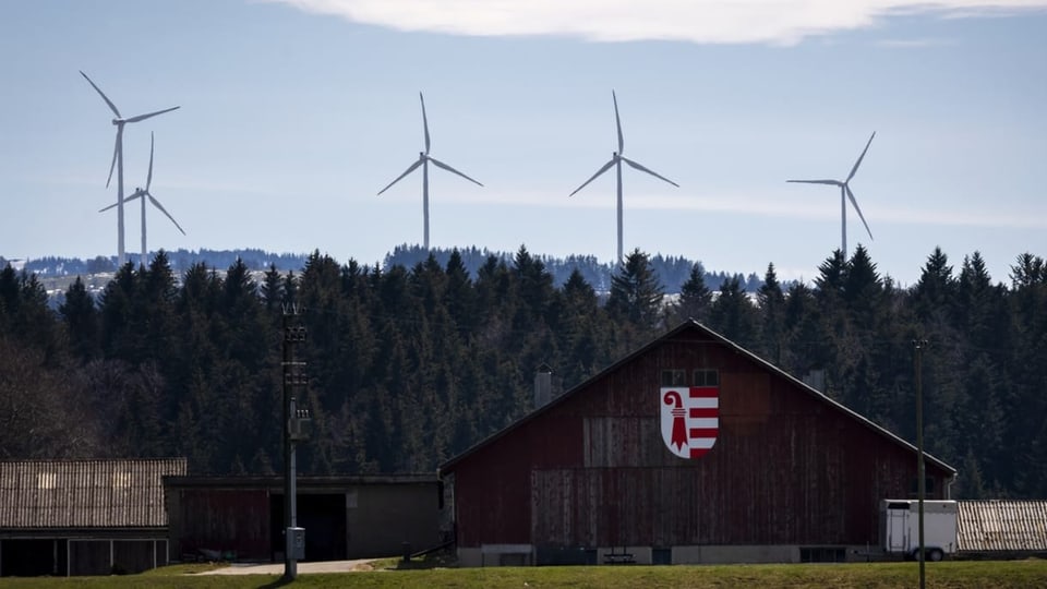 Windräder auf den Cretes du Jura.