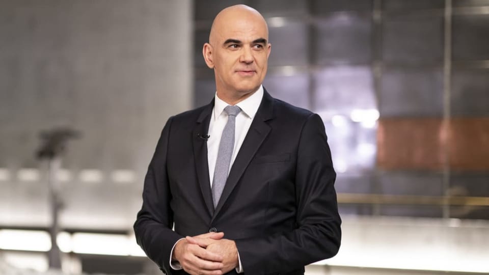 Alain Berset bei einer Pressekonferenz am Mikrophon