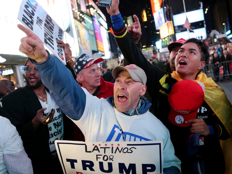 Eine Gruppe Latinos jubelt über den Trump-Sieg