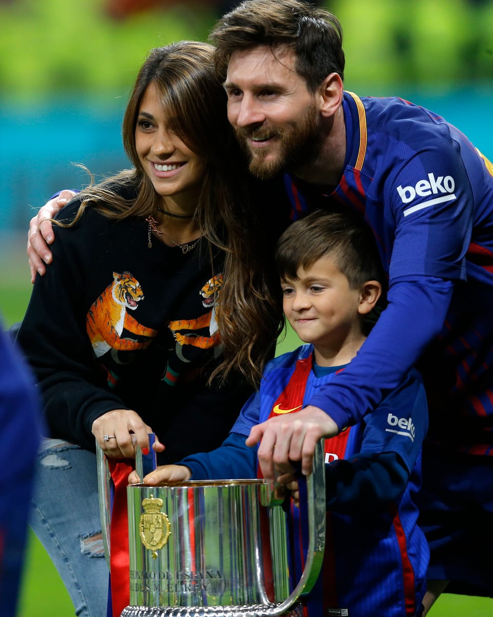 Messi mit Pokal und Familie. 