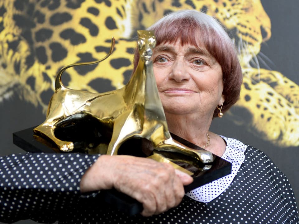 Varda hält eine grosse goldene Leoparden-Statue
