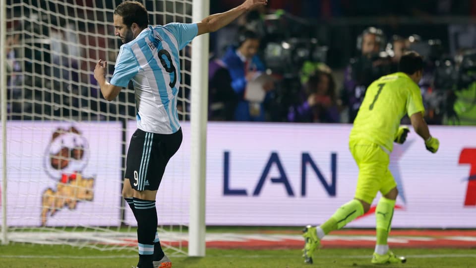 Argentiniens Higuain verschiesst seinen Elfmeter weit übers Tor.