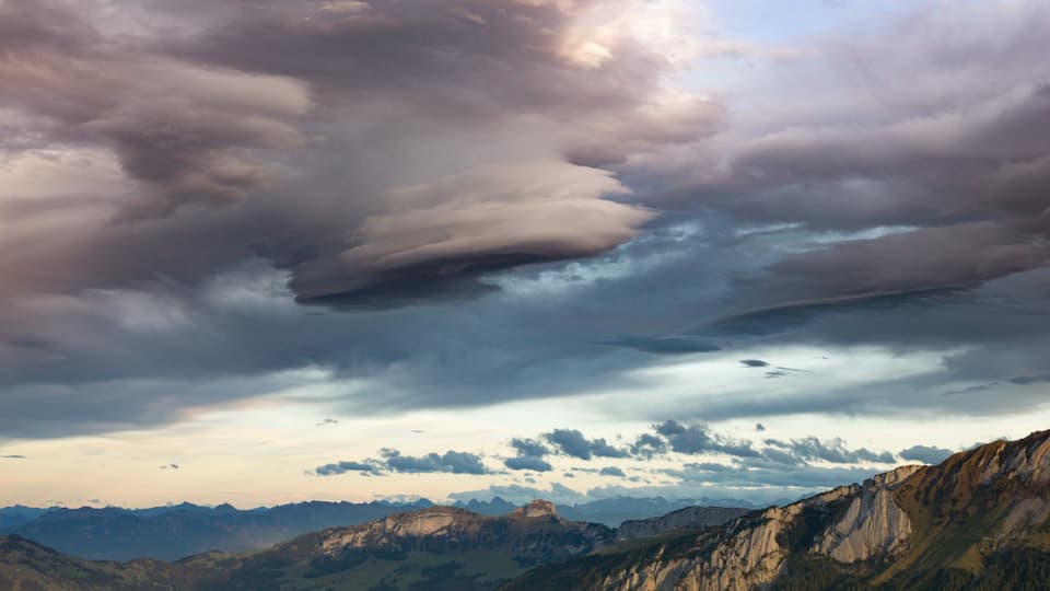 Eine Ufo-Wolke zieht über den Kronberg.