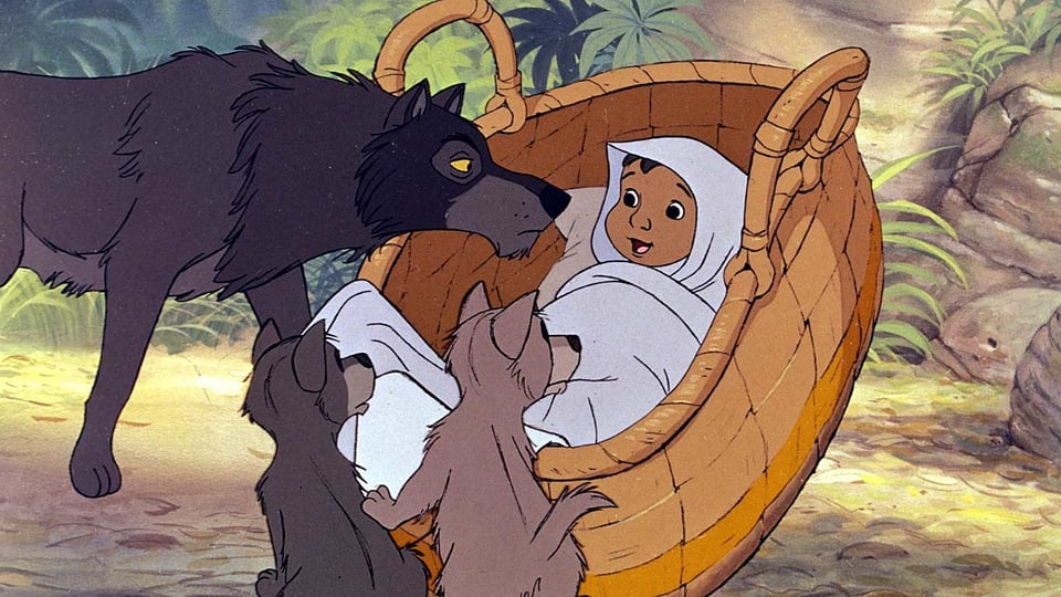 Wolfsvater mit zwei Wolfskindern vor einem Weidenkorb mit einem Säugling