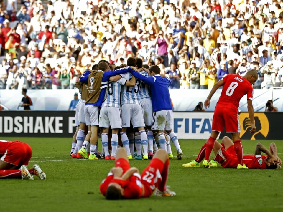 Jubelnde Argentinier und am Boden zerstörte Schweizer nach dem WM-Achtelfinal 2018.