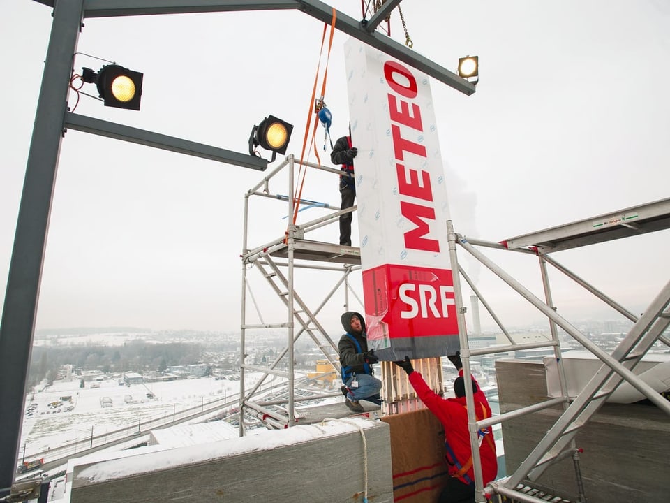 Arbeiter auf dem Meteo-Dach