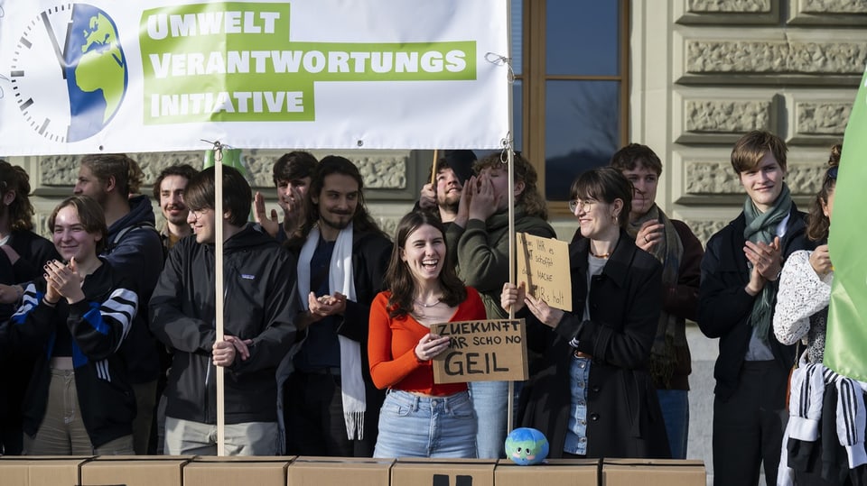 Die Jungen Grüne Schweiz reicht die Umweltverantwortungsinitiative im Februar 2023 ein. 