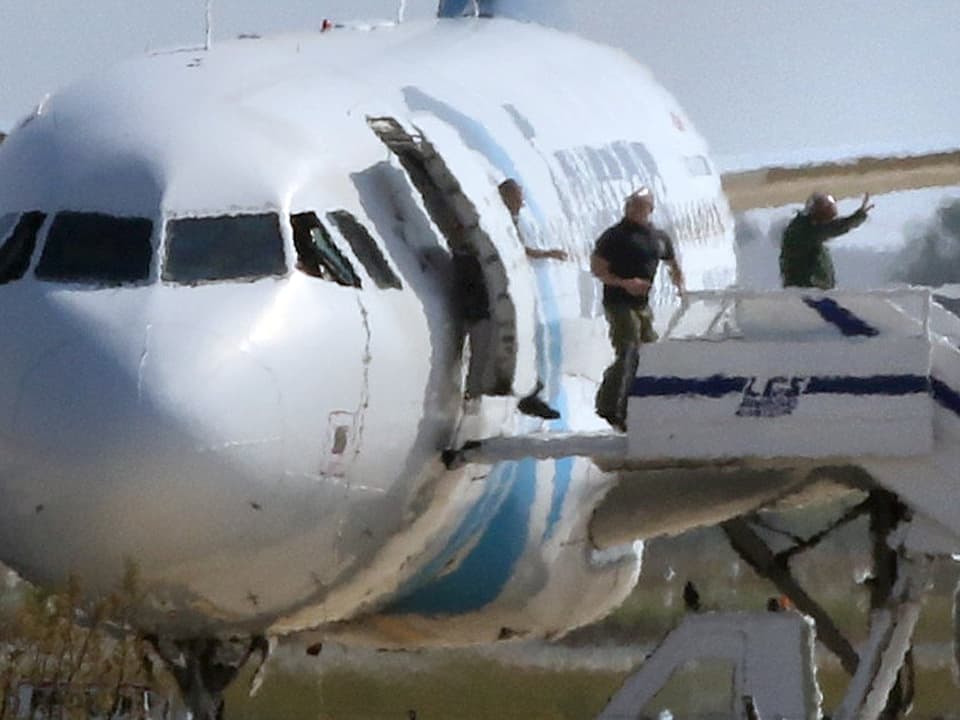 Passagiere verlassen das entführte Flugzeug auf dem Flughafen in Larnaka, Zypern. 