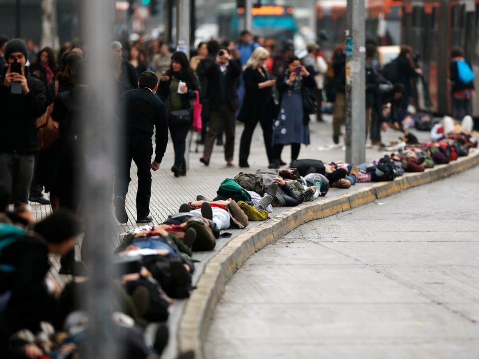 Menschen in Santiago de Chile liegen am Boden. Sie erinnern an die «Verschwundenen» während der Pinochet-Diktatur. (reuters)