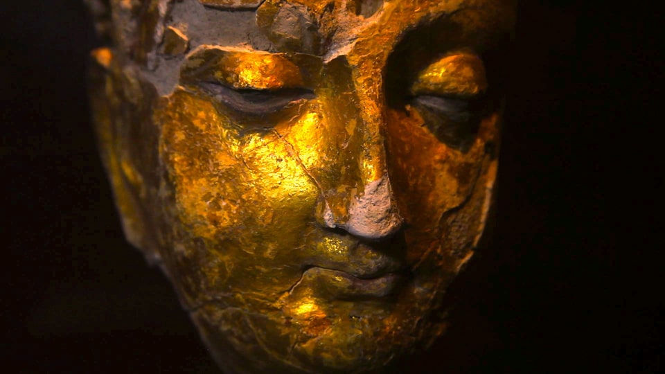 Eine goldene Buddhastatue.