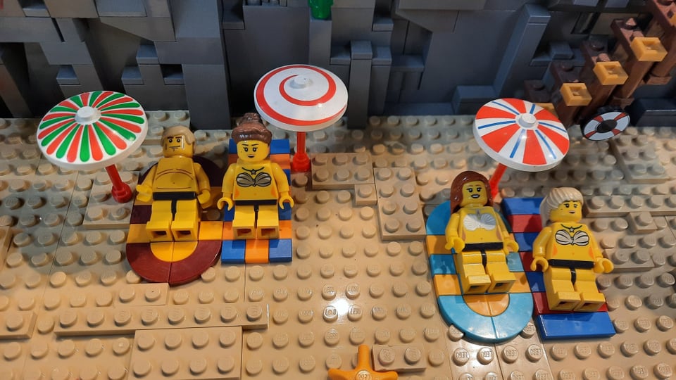 Legosteine, die eine Strandszene zeigen.