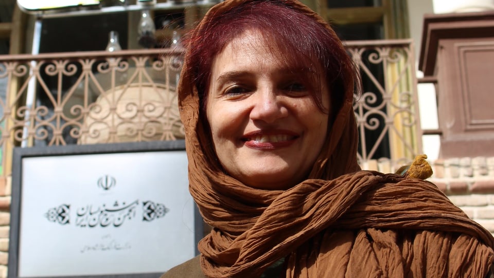 Nooshin Fouroutan im Porträt. Sie trägt ein Kopftuch und hat rotes Haar.