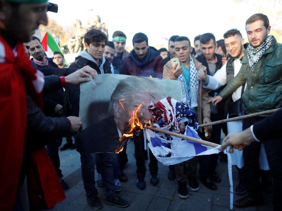 In Istanbul wird ein Bild von Donald Trump und die israelische Flagge verbrannt.