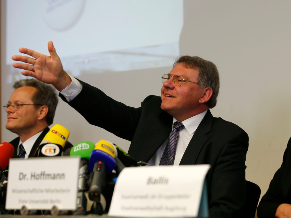 Staatsanwalt Reinhard Nemetz (Mitte) und die Berliner Kunsthistorikerin Meike Hoffmann an der Pressekonferenz in Augsburg.