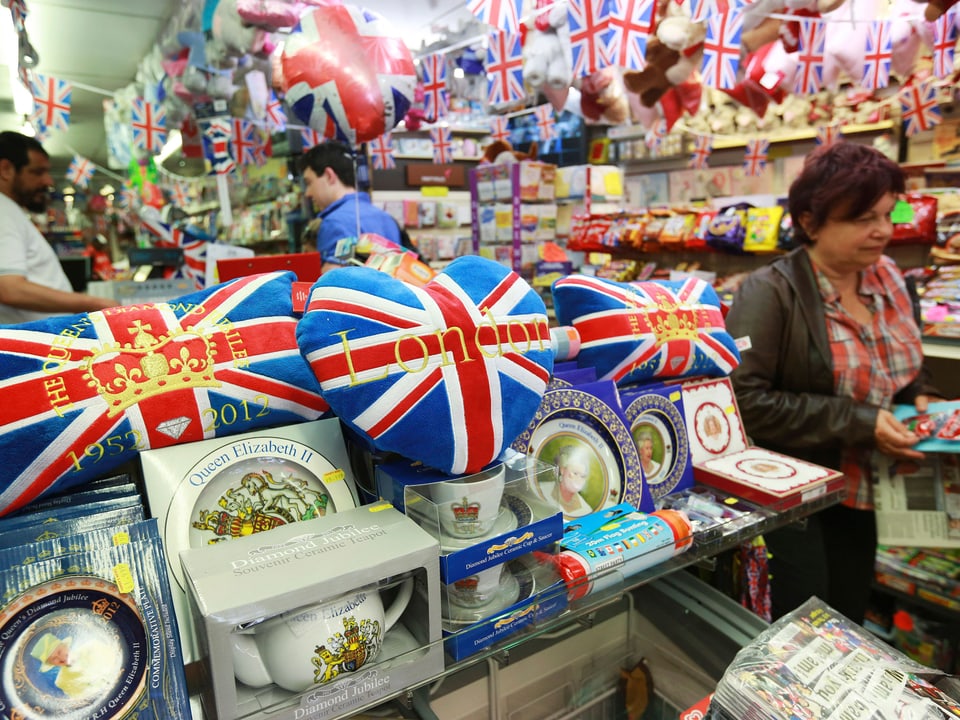 Britischer Touristenshop mit Queen-Produkten.