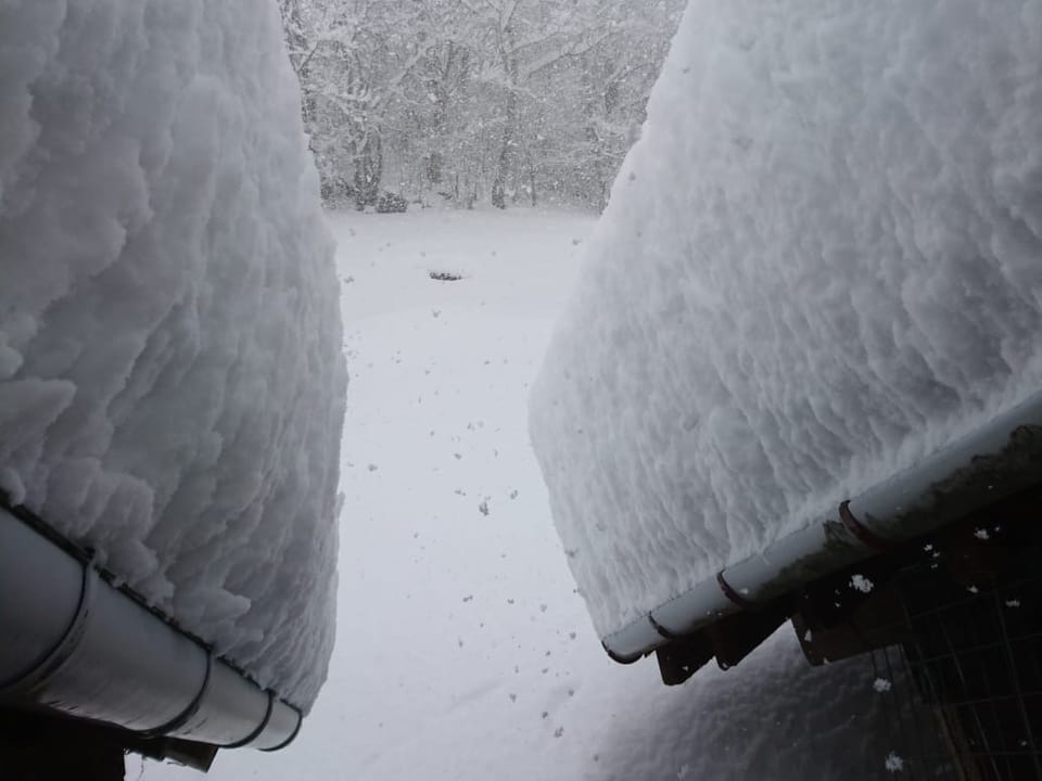 Viel Schnee auf einem Dach.