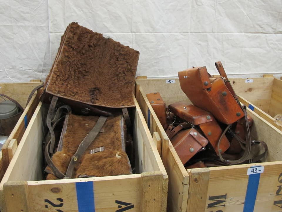 Fellrucksäcke und Feldstecher-Taschen aus Leder in Holzkisten