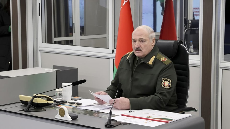 Alexander Lukaschenko an einem Pult