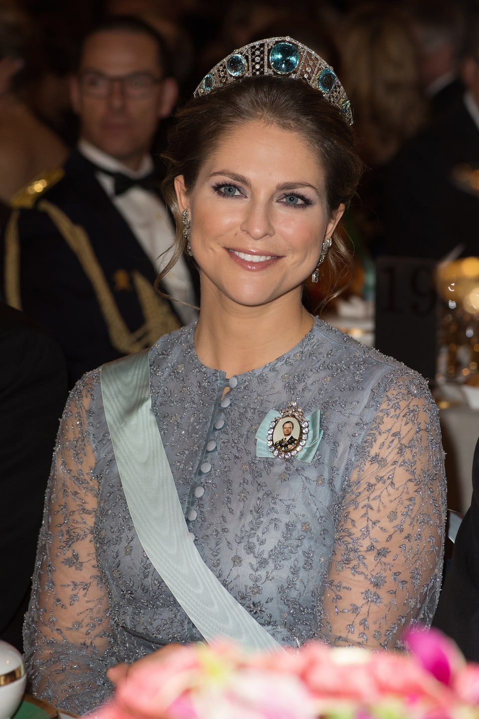 Prinzessin Madeleine mit Krone lächelnd.