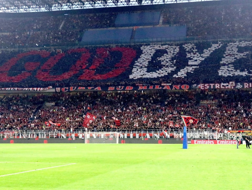 Die Milan-Fans mit ihrer Ehrbekundung für Ibrahimovic.