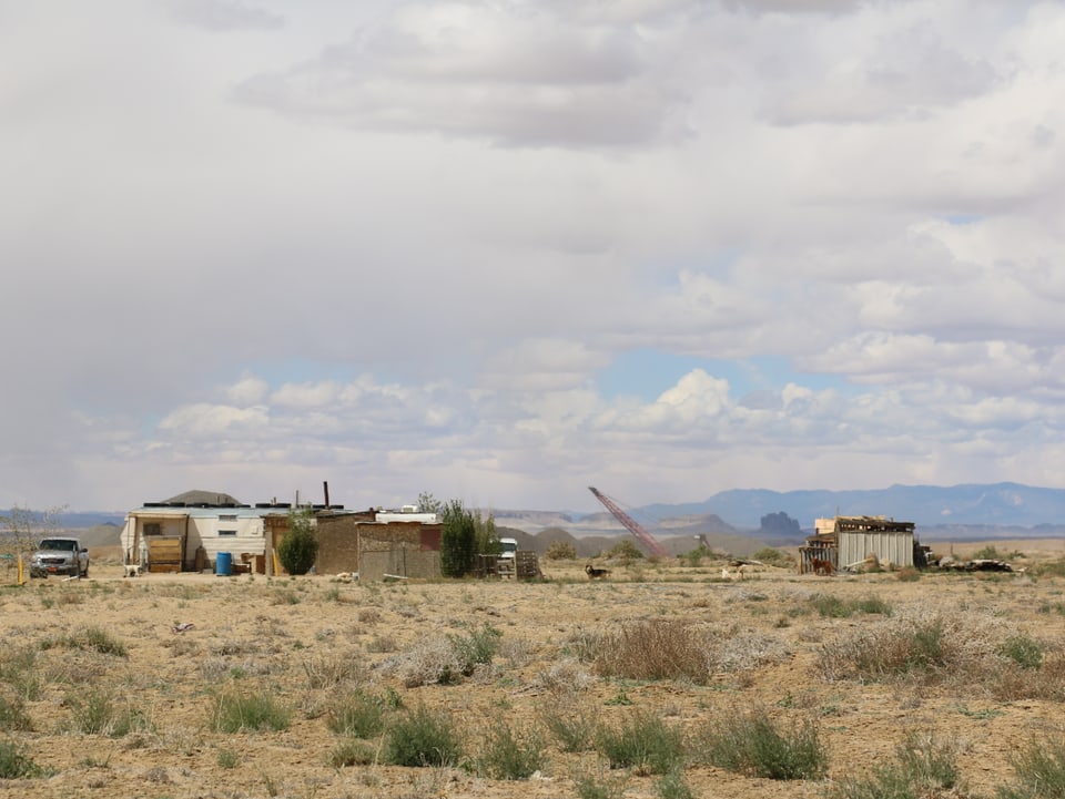 Haus mit der Mine der Navajo im Hintergrund.