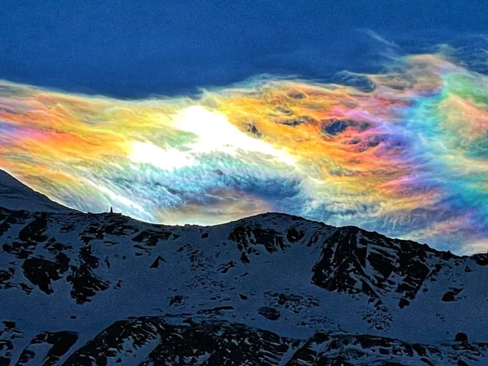  Irisierende (regenbogenfarbige) Wolke über dem Saastal.