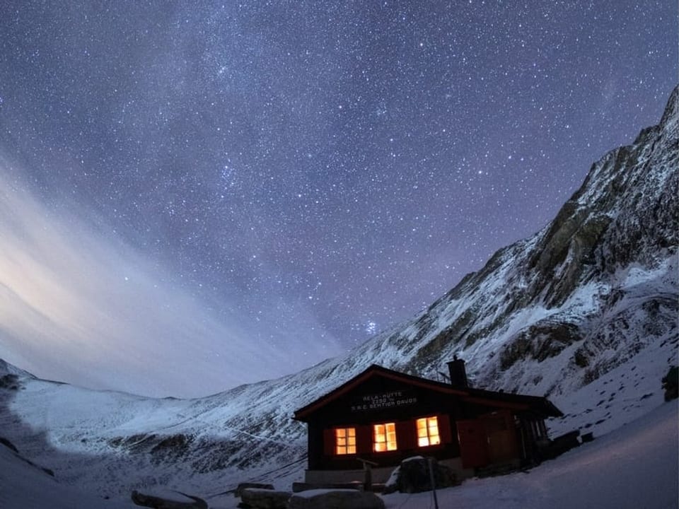 Eine SAC-Hütte auf dem Berg in der sternenklaren Nacht.
