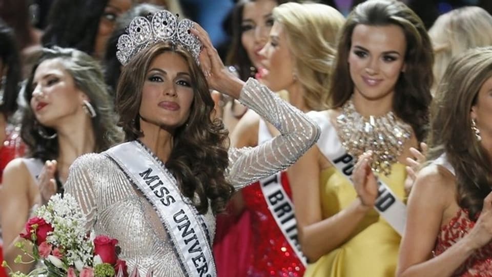 Miss Universe posiert mit ihrer Krone.