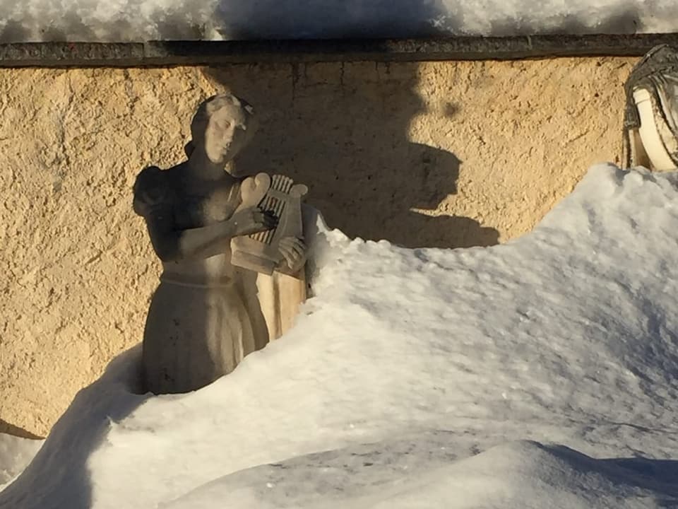 Im Schnee versinkende Statue