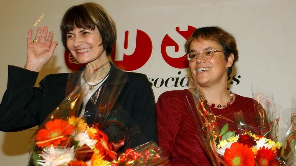 Micheline Calmy-Rey und Liliane Maury Pasquier mit Blumensträussen.