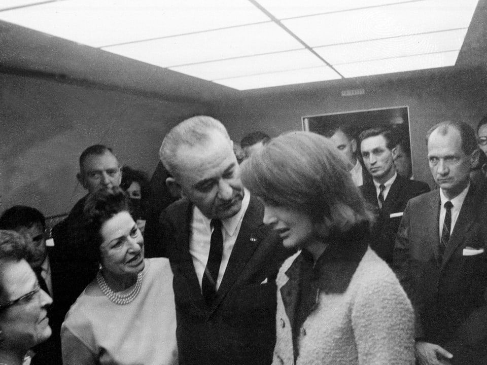 Lyndon B. Johnson kondoliert Jackie Kennedy.