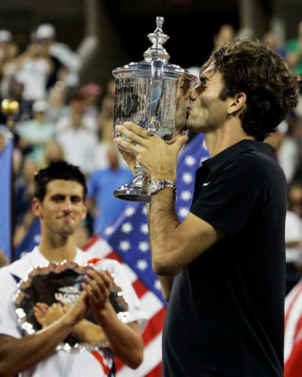 Federer küsst einen Pokal.