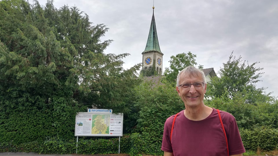 Mann vor der Kirche: Peter Rytz (Wahlkampfleiter EVP Aargau)