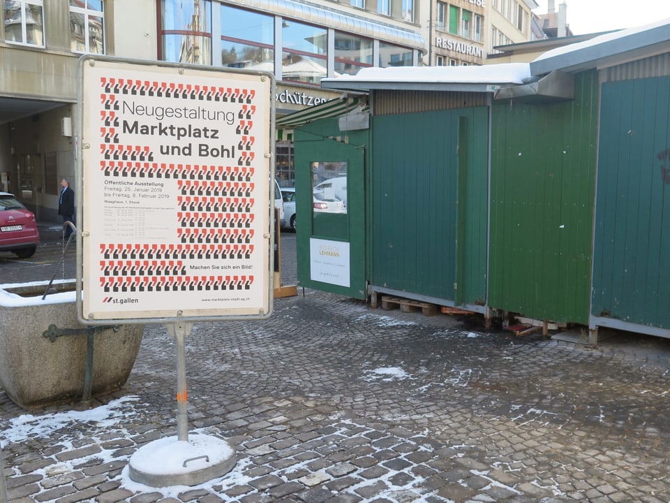 Tafel auf dem Marktplatz, die auf die Neugestaltung hinweist. 