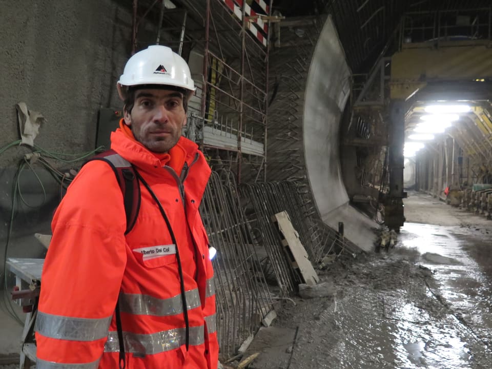 Alberto del Col, Leiter Tunnel- und Trasseebau steht in seiner Arbeitskleidung im Ceneri Basistunnel.