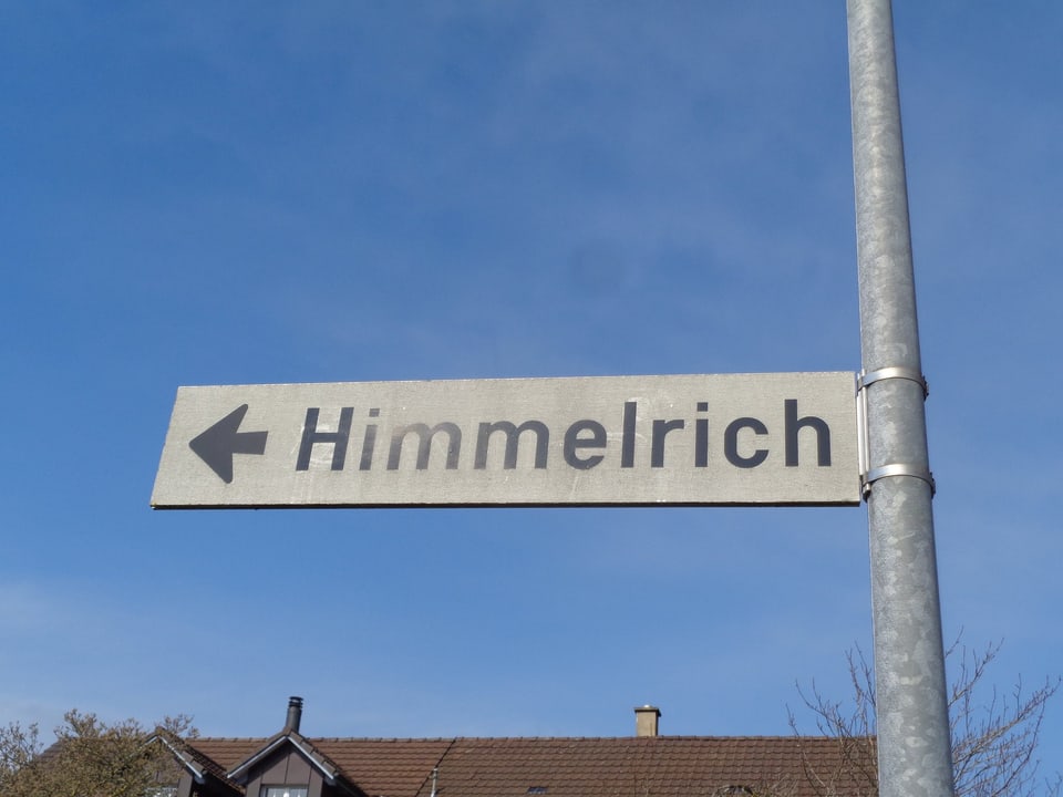 Auf einem weissen Strassenschild steht «Himmelreich».
