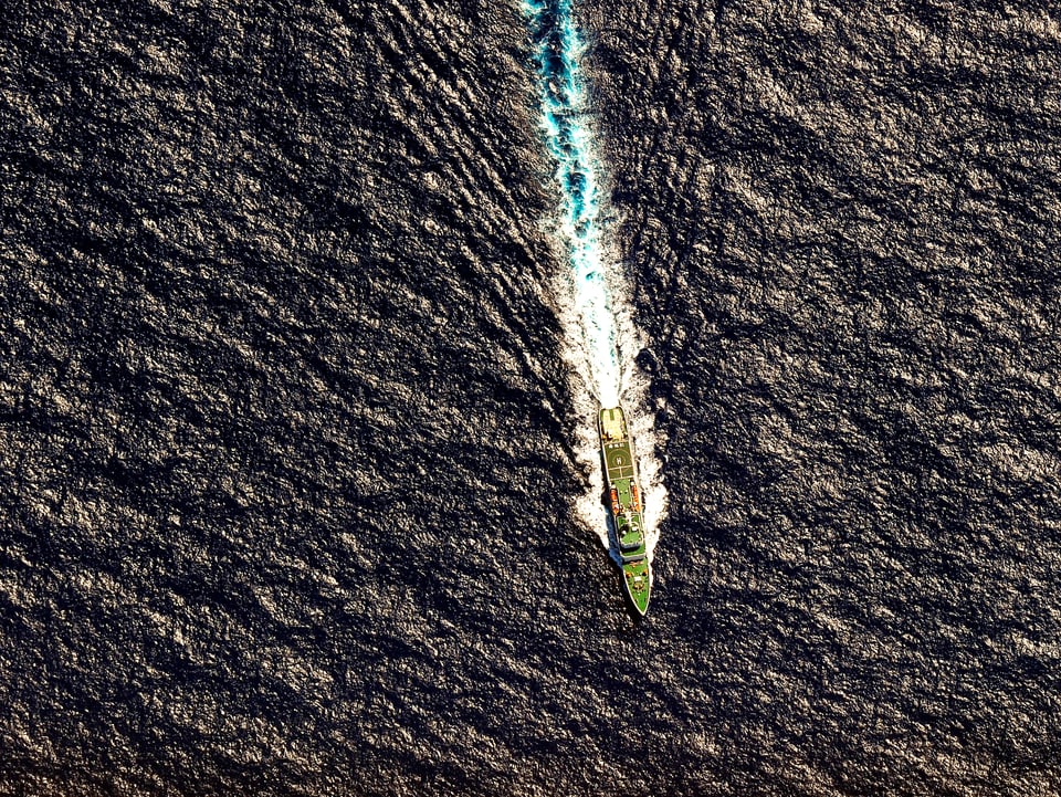 Luftaufnahme eines chinesischen Spezialschiffs, das mit Sonar den Meeresboden im südindischen Ozean absucht.