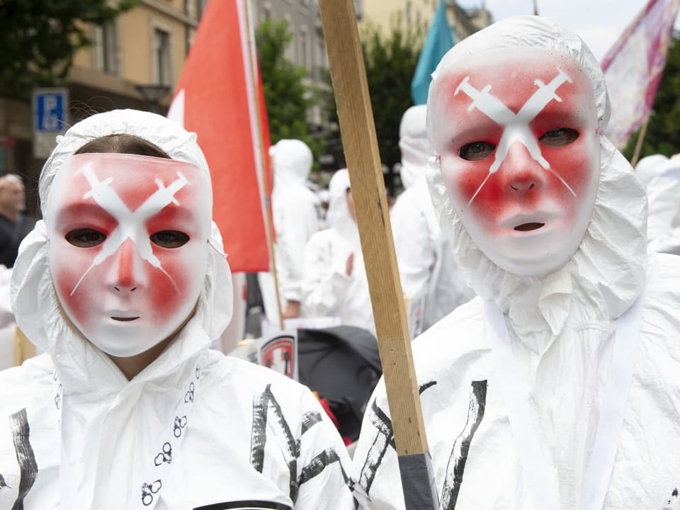 Weiss maskierte Demonstranten