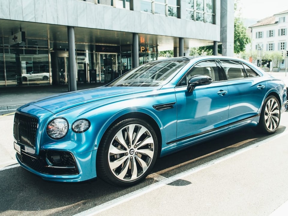 Ein blauer Bentley.