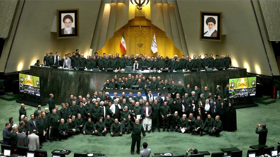 Parlamentsmitglieder in Uniformen der Revolutionsgarden