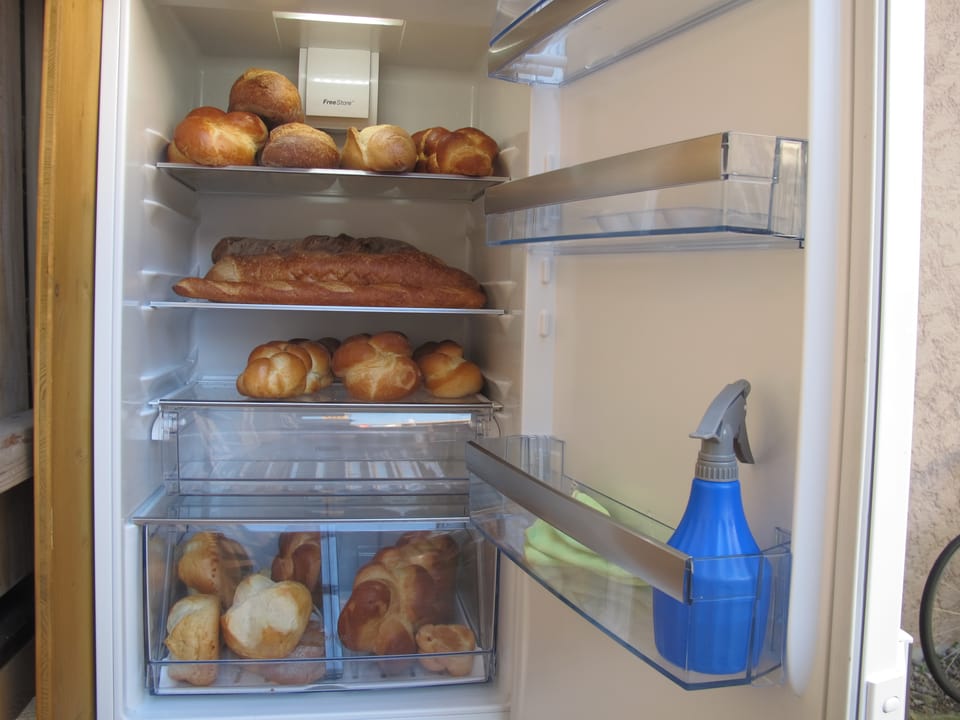 Gefüttert mit Brot - öffentlicher Kühlschrank in der Berner Lorraine.