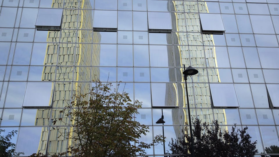 Gebäude des Europäischen Gerichtshof spiegeln sich in einer Fensterfront. 