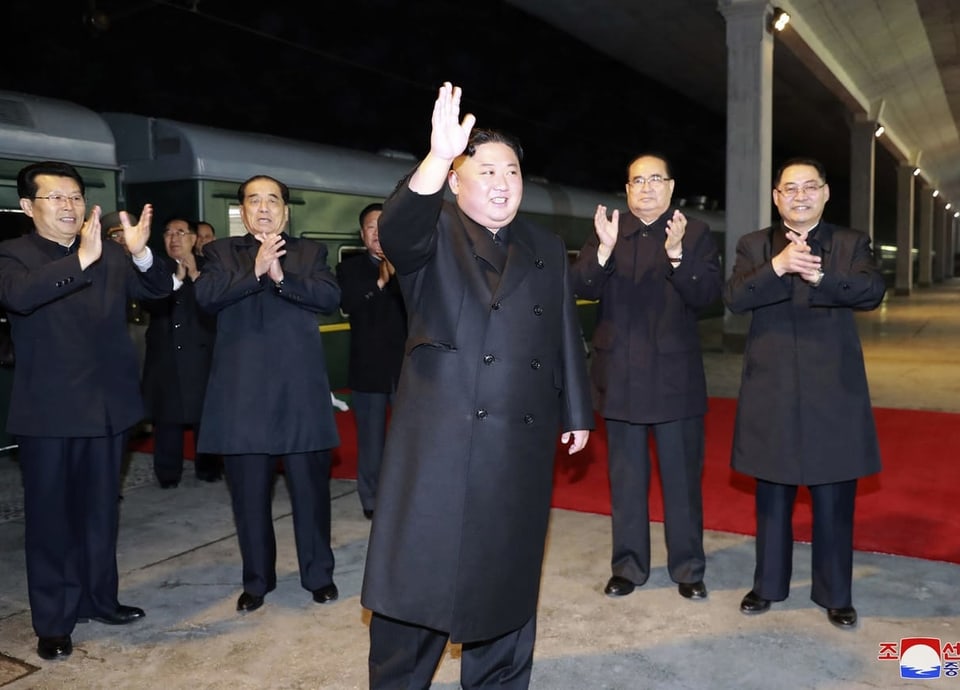 Kim Jong-un winkt der Applaus spendenden Begleitschaft zu
