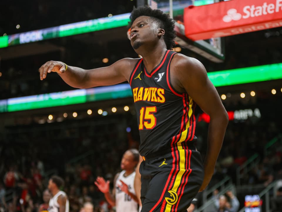 Basketball player in Hawks-Uniform auf dem Spielfeld.